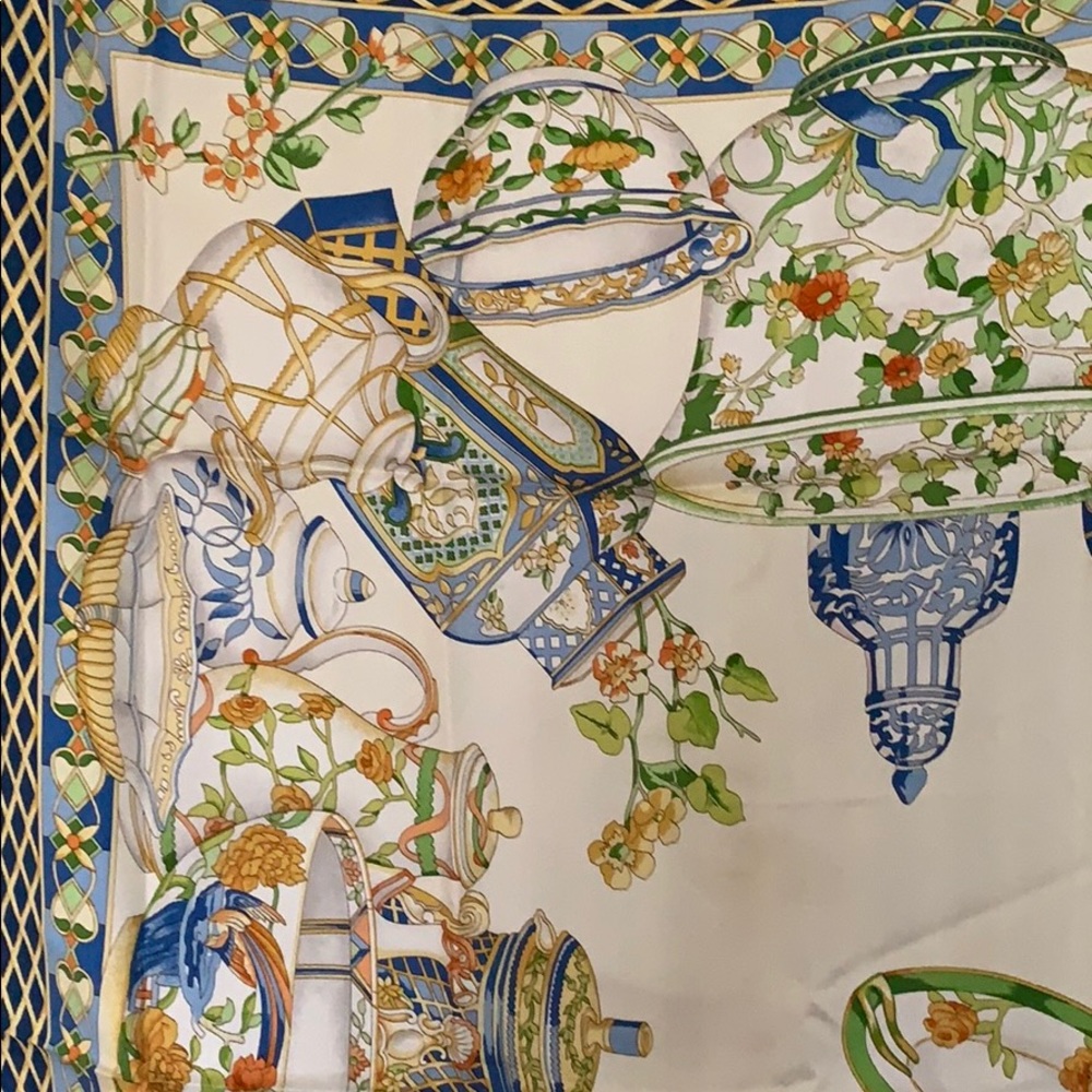 Authentic Gucci silk scarf - Picture 5 of 8
